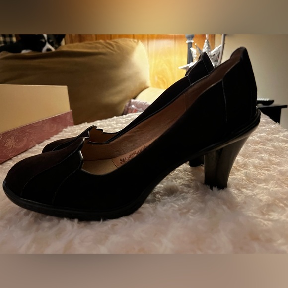 New in box. Suede chocolate brown heels. Scalloped edges in front and back. - Picture 1 of 9
